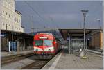 Sieht aus wie neu: der BLS / CJ RBDe 566 221 in Porrentruy vor dem schön gepflegten Bahnhofsgebäude.