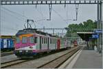 Der TPF Regionalzug in den ex MThB Farbgebung (mit Ausnahme des TPF Mittelwagens) von Bulle kommend am Ziel der Fahrt in Romont angekommen.

27. Mai 2011