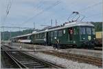 
 Der der  Thurgauer Zug  der VH MThB ist ein elektrischer Pendelzug mit einer H�chstgeschwindigkeit von 100 km/h und einer Reisegeschwindigkeit: 70-80 km/h, traktiert wird der Zug vom Triebwagen MThB-ABDe 4/ 4 Nr. 12 „Weinfelden“, Baujahr 1965 (SIG, SWS, SAAS, BBC, MFO). Grunds�tzlich entspricht der ABDe 4/4 den SBB  RBe 4/4, obwohl er etws l�nger ist, und auf denselben Drehgestellen l�uft, die auch f�r die Gleichstrom SBB BDe 4/4 verwendet wurden. 
�tzlich 
Dieser wurde zwischen 2007 und 2011 revidiert und erhielt Neulackierung und 2015 neue  Polster. Er bietet insgesamt 44 Sitzpl�tze; davon in der 1. Klasse 12  und in der zweiten Klasse 32). 
Bei der Fahrt nach Sumiswald-Gr�nen wurde der Zug durch den  Bodan-Wagen  erg�nzt. Des weiteren geh�rt zum  Thurgauer-Zug  der es SBB Steuerwagen BDt 205 dazu, der hier vordergr�ndig zu sehen ist. Der Steuerwagen wurde 1976 von SWG-P, FFA, SIG gebaut. F�r den VH MThB wurde der Steuerwagen 2011 neu lackiert. Er bietet 40 Sitzpl�tze. 

Der Zug ist in Sumiswald Gr�nen angekommen. 

14. Juni 2025