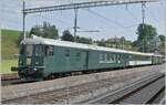 Der der  Thurgauer Zug  der VH MThB ist ein elektrischer Pendelzug mit einer H�chstgeschwindigkeit von 100 km/h und einer Reisegeschwindigkeit: 70-80 km/h, traktiert wird der Zug vom Triebwagen MThB-ABDe 4/ 4 Nr. 12 „Weinfelden“, Baujahr 1965 (SIG, SWS, SAAS, BBC, MFO). Dieser wurde zwischen 2007 und 2011 revidiert und erhielt Neulackierung und 2015 neue  Polster. Er bietet insgesamt 44 Sitzpl�tze; davon in der 1. Klasse 12  und in der zweiten Klasse 32). 
Bei der Fahrt nach Sumiswald-Gr�nen wurde der Zug durch den  Bodan-Wagen  erg�nzt. Des weiteren geh�rt zum  Thurgauer-Zug  der es SBB Steuerwagen BDt 205 dazu, der hier vordergr�ndig zu sehen ist. Der Steuerwagen wurde 1976 von SWG-P, FFA, SIG gebaut. F�r den VH MThB wurde der Steuerwagen 2011 neu lackiert. Er bietet 40 Sitzpl�tze. 

14. Juni 2025

