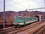 Sensetalbahn 103, der einstige ABDZe4/6 736 von 1938 vor dem Depot Laupen. Man beachte die abgerundeten Fensterecken, im Gegensatz zur Originalform. 1985 gelangten die drei ABDZe4/6 der BLS-Gruppe zur Sensetalbahn. 4.Januar 1991