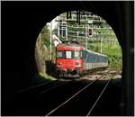 Ein den RE nach St-Maurice schiebender RBe 540 hat den Tunnel bei Lutry verlassen.