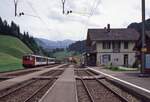 Im Entlebuch: Der erste Halt nach Ueberquerung der bernisch-luzernischen Grenze und damit der erste Halt im Entlebuch war Wiggen. Bei der Einführung der S-Bahn (S6) aus Luzern um 2011 wurde diese Station aufgegeben; seither ist Wiggen nur noch mit dem Bus erreichbar. Der Zug im Bild (mit Triebwagen 540 053) ist von Bern durchs Emmental gekommen und endete hier. 6.Juni 1998 