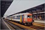 rbe-540-3/783805/ein-sbb-rbe-540-wartet-mit Ein SBB RBe 540 wartet mit einem Regionalzug in Aarau auf die Abfahrt nach Brugg (A). 

Analogbild vom Mai 1999