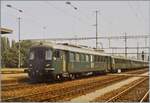 Mit dem führenden RBe 4/4 1457 erreicht ein langer Regionalzug von Zürich HB nach Aarau den Bahnhof von Dietikon. 

25. Juli 1984