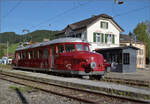 150 Jahre Tösstalbahn.

Der Rote Pfeil aus Balsthal durfte beim Jubiläum mitfeiern. Nach dem Aussendienst auf der Kempttalbahn ging es für RCe 2/4 607 zur Übernachtung nach Bauma. Hier beim Zwischenhalt in Bäretswil. Septem ...