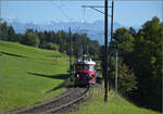 150 Jahre Tösstalbahn.

Der Rote Pfeil aus Balsthal durfte beim Jubiläum mitfeiern. Nach dem Aussendienst auf der Kempttalbahn ging es für RCe 2/4 607 zur Übernachtung nach Bauma. Hier nahe des Haltepunks Ettenhausen-Emmetschloo ...