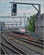 Bei kräftigem Gegenlicht erreicht ein SBB RABe 503 (ETR 610) als EC von Milano nach Genève den Bahnhof von Lausanne. 

08. Mai 2025