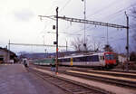 Laupen Bahnhof, links der ehemals deutsche Em3/3 12, in der Mitte BDe4/6 102 (im Pendelverkehr Flamatt-Gümmenen), rechts ein SBB NPZ mit Triebwagen 2180. 4.1.1991 