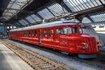 Der RAe 4/8 1021  roter Pfeil Churchill  stand am 06.06.2015 im Zrcher Hauptbahnhof zu einer  Kulturreise  bereit, es war ein echtes Highlight im HB Zrich.

Der RAe 4/8 1021, auch bekannt als roter Pfeil Churchill, ist ein Doppel-Triebwagen der Schweizerischen Bundesbahnen (SBB), der anlsslich der Schweizerischen Landesausstellung 1939 gebaut wurde. Dadurch, dass er 1946 genutzt wurde, um Winston Churchill als Staatsgast durch die Schweiz zu fahren, ist er bis heute als „roter Churchill-Pfeil“  bekannt.

Der als anmietbarer Ausflugszug konzipierte „Churchill-Doppelpfeil“ verfgt ber eine Minibar in der Fahrzeugmitte. Da er nie als konventioneller Reisezug, sondern stets als Charterzug vorgesehen war, verfgte er von jeher nur ber eine  Wagenklasse  in Form von 28 Vierertischen, die zusammen 112 Gsten Platz bieten. Im Dreiklassen-System bis 1956 trugen die Doppelpfeile die Baureihenbezeichnung RBe, was auf die zweite Klasse hinwies. Mit dem Wegfall der dritten Klasse wurden die Doppelpfeile ohne irgendwelche nderungen an der Ausstattung in die erste Klasse (RAe) hochgestuft. Als historisches Fahrzeug trgt er heute noch die historische Baureihenbezeichnung.

Die Landesausstellungen dienten jeweils als Leistungsschau, an der Schweizer Institutionen und Unternehmen die Leistungsfhigkeit des Landes zur Schau stellten. Fr die Landi 1939 entwarf die Schweizer Rollmaterialindustrie unter Leitung der Schweizerischen Lokomotiv- und Maschinenfabrik (SLM) in Winterthur, einen Roten Doppelpfeil, in Anlehnung an die Roten Pfeile (RAe 2/4). Am Bau des Fahrzeugs beteiligten sich neben der SLM auch die Schweizerische Waggonfabrik Schlieren (SWS), Brown, Boveri & Cie (BBC), die Maschinenfabrik Oerlikon (MFO) und die Socit Anonyme des Ateliers de Scheron (SAAS).

Aus der Zusammenarbeit entstand der hochgezchtete Schnelltriebwagen Re 4/8 301, der im Mai 1939 in Dienst gestellt wurde und eine theoretische Hchstgeschwindigkeit von 150 km/h aufwies, die damals allerdings nirgendwo auf dem Schweizer Schienennetz ausgefahren werden konnte.

Ab 1941 wurde der Doppelpfeil fr den Charterverkehr freigegeben, die Reisegeschwindigkeit, die damals schon 100 km/h nicht berschritt, gilt bis heute unverndert, als fr Passagiere noch komfortable Hchstgeschwindigkeit. 1944 erhielt der Doppelpfeil die Baureihenbezeichnung RBe 4/8. Zwei Jahre spter kndigte sich mit Sir Winston Churchill hoher Besuch in der Schweiz an und der Doppelpfeil mit der damaligen Nummer 301 wurde im September 1946 zur Befrderung des Staatsgastes eingesetzt. Seit diesem legendren Einsatz ist dieser Zug kaum mehr unter seinen zahlreichen Typenbezeichnungen, sondern als  roter Pfeil Churchill  bekannt. Seine offizielle Bezeichnung nderte sich bereits 1948 wieder, der Doppelpfeil RBe 4/8 erhielt die Betriebsnummer 651 und 1959 erhielt er die Betriebsnummer  RAe 4/8 1021.

Im Jahr 1979 wurde der Churchill-Pfeil einer Hauptrevision unterzogen, anlsslich der Wiederinbetriebnahme erlitt das Fahrzeug allerdings einen Brandschaden und wurde abgestellt. Man versuchte den nicht betriebsfhigen 1021 unter anderem als historisches Fahrzeug im Verkehrshaus in Luzern unterzubringen.

Da dies nicht gelang, wurde das defekte Fahrzeug ber die Jahre an verschiedenen Orten abgestellt, ehe es im Mrz 1985 zum Schrottwert an den privaten Interessenten Intraflug verkauft wurde. Der Besitz der Intraflug gelangte durch deren Verkauf 1994 an das Reisebro Mittelthurgau, einer Tochtergesellschaft der Mittelthurgaubahn (MThB). Der MThB gelang im September 1996 die erneute Inbetriebnahme des Churchill-Doppelpfeils, der im Auftrag der MThB durch die Werksttte Samstagern der Sdostbahn (SOB) aufgearbeitet wurde. Das als RAe 4/8 1021 restaurierte Fahrzeug erhielt die MThB-UIC-Bezeichnung RAe 506 605.

Mit dem Konkurs der Mittelthurgaubahn, deren Konkursmasse 2002 weitgehend von den SBB bernommen wurde, kam das historische Fahrzeug wieder zurck zu den SBB. Ende 2004 wurde das Paradefahrzeug vollstndig revidiert und steht seither allen Interessenten als Charterfahrzeug fr Fahrten durch die Schweiz zur Verfgung. 

Technische Daten:
Spurweite: 1.435 mm (Normalspur)
Achsfolge:  2'Bo'+Bo'2'
Hchstgeschwindigkeit: 150 km/h
Reisegeschwindigkeit:  100 km/h
Leistung:  835 kW
Lnge ber Puffer:  46.200 mm
Breite:  2.905 mm
Hhe:  3.750 mm
Gewicht:  93 t

Es gab noch die 1953 gebauten Rote Doppelpfeile RAe 4/8 1022–1023 diese waren aber nicht genau Baugleich und sind leider nach Schden bereits verschrottet.
