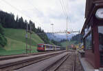 rbe-540-3/745629/im-entlebuch-ein-typischer-regionalzug-aus Im Entlebuch: Ein typischer Regionalzug aus früheren Zeiten in Wiggen, der einstigen Endstation des Dienstes aus Bern und dem Emmental. Heute wird Wiggen nicht mehr bedient. Triebwagen RBe 540 018 mit je einem AB EW I (in NPZ-Farben) und B EW II und einem Steuerwagen Dt EW II. 6.Juni 1998  