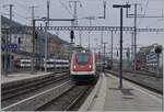 Ein SBB ICN erreicht Neuchâtel; doch das eigentliche Motiv waren an diesem düsteren Tag die Haupt-  und Vorsignale, die jedoch auf dem Bild weit weniger in Szene treten als es mir vor Ort