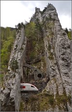 ICN-Nase zwischen den Tunneln Moutier III und IX. Beide Tunnel sind mit 6,6 m und 8 m durchaus rekordverdächtig kurz. Clus, April 2016. 