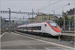 Ein SBB RABe 501  Giruno  verlässt Luzern.