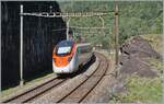 In der Nähe des oberen Portal des 1567 Meter langen Pratotunnel, der als 360 ° Kreiskehrtunnel gut 40 Meter Höhenunter überwindet ist ein SBB RABe 501  Giruno  auf dem Weg in