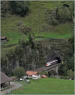 Der gleiche SBB RABe 501  Giruno  gut zwei Minuten später bei der Ausfahrt aus dem Wattigner Kehrtunnel.