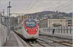 Der SBB Giruno RABe 501 027  Schaffhausen  erreicht als EC Zürich - Bologna den Bahnhof von Lugano.