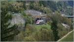 Ein weiterer SBB RABe 501  Giruno  auf dem Weg nach Süden ist infolge der Umleitung via Gotthard Bergstrecke (statt durch den Basistunnel) bei Wasen unterwegs und fährt auf der untersten Ebene in Richtung Wattinger Kehrtunnel (welcher hinter meinem Rücken liegt). 

19. Oktober 2023