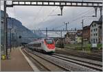 Ein SBB RABe 501  Giruno  auf dem Weg nach Süden fährt infolge der Umleitung via Gotthard Bergstrecke (statt durch den Basistunne) durch den Bahnhof von Erstfeld. 

19. Oktober 2023