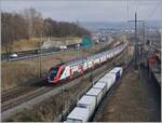 Während der SBB RABDe 502 009-9  Stadt St.Gallen und ein weiterer Twidexx sich auf der Fahrt nach Genève Aéroport der Haltestelle Denges-Echandens nähern, verlässt ein