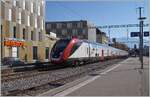 Der SBB RABDe 502 007 (94 85 0 502 007-3 SBB-CH) wartet in Vevey auf die Weiterfahrt nach Lausanne.