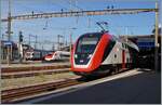 Ein SBB RABe 502  Twindexx  verlässt als IR 15 Lausanne mit dem Ziel Luzern. 
IM Hintergrund ist ein SBB RABe 500 (ICN) und eine SBB RABe 511 zu erkennen. 

28. Aug. 2024