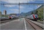 Während links im Bild der SBB RABe 523 113 als R3 im Bahnhof von Villeneuve auf die Abfahrt nach Vallorbe wartet, steht auf Gleis vier der SBB RABe 202 (94 85 0 502 229-3 CH-SBB) es wergen wohl Service Arbeiten anliegen die im Herstellerwerk in Villeneuve erledigt werden müssen. 

15. Juli 2024