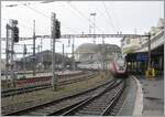 Die SBB RABe 502  Twindexx  dominieren zunehmend den Verkehr, wie dieses Bild von Lausanne zeigt: Links ein SBB Twindexx als IR 15 von Luzern nach Genève Aéroport und rechts als IC 1 nach St. Gallen. 

17. Okt. 2024