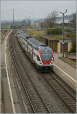 Der RABe 511 105 auf dem Weg Richtung Lausanne bei der Durchfahrt in Denges Echandens.