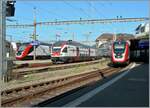 Zwischen zwei SBB RABe 502 (Twindexx) zeigt sich in Lausanne ein SBB RABe 511. Auf den kommenden Fahrplanwechsel Mitte Dez. 2025 sollen die RABe 511 durch RABe 512 ersetzt werden.

28. Aug. 2024  

