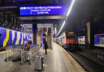rabe-514-dtz-3/794399/der-s-bahnzug-514-044-wartet-am Der S-Bahnzug 514 044 wartet am Flughafen Zürich auf Abfahrt. Der einsame Koffer davor hingegen ist offenbar angekommen. 18.Oktober 2022 