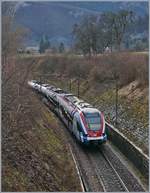 Kurz nach der Station St-Laurent beschreibt die Strecke nach La Roche sur Foron eine grosse und offene ca 240° Kehre; im Bild der SBB RABe 522 229 (und ein weitert, nicht zu sehender RABe 522) auf der Fahrt von Annecy in Richtung Copppet. 

21. Feb. 2020      