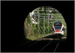 Der SBB Flirt 523 031 fährt in den 136 Meter langen Tunnel ein um unmittelbar darauf am Bahnsteig 1 in Lutry zu halten (von wo aus dieses Bild entstand).