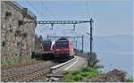 Die DB 185 089-9 mit dem Novelis Gütrzug von Sierre nach Göttingen und ein SBB RABe 523 als S5 nach Bex in St-Saphorin.