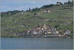 Ziemlich an der selben Stelle, aber von einer komplett andern Position her als beim vorangegangen Bild, zeigt sich ein SBB RABe 523 523  Flirt  als R3 24324 auf dem Weg nach Vallorbe vor der Kulisse von St-Saphorin. 
Das Bild entstand auf dem CGN Kursschiff  La Suisse .

31. Mai 2025