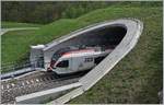 Der TILO RABe 524 013, unterwegs als S40 von Varese nach Como, verschwindet im 970 Meter langen Bevera Tunnel.