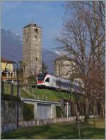 Ein TILO Flirt RABe 524 verlässt Locarno Richtung Bellinzona.