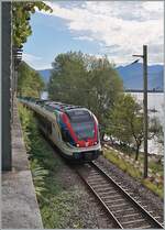 Der SBB TILO Flirt RABe 524 018 erreicht als S20 in Kürze Locarno (und ist bereits für die Rückfahrt nach Castione Arbedo angeschrieben).