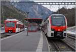 Sembrancher: der aus Orsi�res angekommene EVO RABe 5233 701 wir in K�rze nach Orsi�res zur�ck fahren, w�hrend auf Gleis 2 der Anschlusszug nach Martigny, bestehend aus zwei TMR RABe 525 NINA zu sehen ist.

24. Jan. 2026