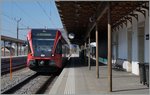 rabe-526-gtw-26-28/487618/der-sbb-rabe-526-281-unterwegs Der SBB RABe 526 281, unterwegs als RE von La Chaux-de-Fonds nach Biel/Bienne beim kurzen Halt in St-Imier. Doch das eigentliche Motiv ist das filigrane Perrondach, bwz. die Bahnstieg-Säulen des Bahnhofs. 
18. März 2016