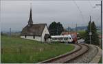 Der TPF FLIRT RABe 527 193 auf dem Weg nach Fribourg bei der Kapelle von Vaulruz.