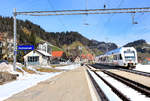 Im Entlebuch: BLS Lötschberger Nr. 115 (einer der beiden Kambly-Züge) verlässt Escholzmatt, heute die erste Station im luzernischen Entlebuch unterwegs von Bern nach Luzern. 25.März 2021 