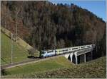 Die BLS Re 4/4 II 502 fährt mit ihrem RE 4069 von Interlaken Ost nach Zweisimmen kurz nach Weissenburg den Bunschenbach Viadukt.