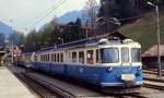 ABDe 8/8 4001 der MOB ist im Mai 1981 mit einem Personenzug im Bahnhof Gstaad eingetroffen