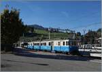 125 Jahre MOB - DER MOB Triebwagen -> der ABDe 8/8! Und der durfte nat�rlich nicht f�r das Jubil�um fehlen. Der einige Zeit in der Lenk abgestellte ABDe 8/8 4001 SUISSE ist zwar noch fahrt�chtig, aber darf leider keine Reisenden mehr bef�rdern. Aus der N�he betrachtet (und auf dem Bild nicht zu sehen) bedarf der wundersch�ne Triebwagen schon einer grundlegenden Revision. Der Formsch�ne Triebwagen rangiert eine kurzen Zug in Zweisimmen an den Bahnsteig. 

17. Oktober 2026