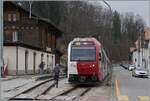In den letzten Betriebstagen des Schmalspurverkehrs auf der Stecke nach Bulle wartet der TPF Be 2/4 B AB 2/2 101 in Broc Fabrique auf die Abfahrt.