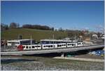 Ein TPF SURF auf der neuen Brücke als Zufahrt zum neu angelegten Durchfahrtsbahnhof von Châtel St-Denis.