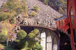 Am 29.Oktober 1997 hatte ich die Gelegenheit, hinter dem Berninabahn-Triebwagen 54 namens  Hakone  über die berühmte Spiralbrücke von Brusio zu fahren.