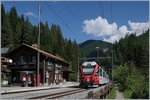 Der RhB Regionalzug 1828 Filisur - Davos beim kurzen (Bedarfs)-Halt in Davos Wiesen.