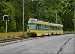 Hochflurfahrzeug Be 4/4 506 der Neuenburger Tram auf der Fahrt entlang der Areuse in Boudry.